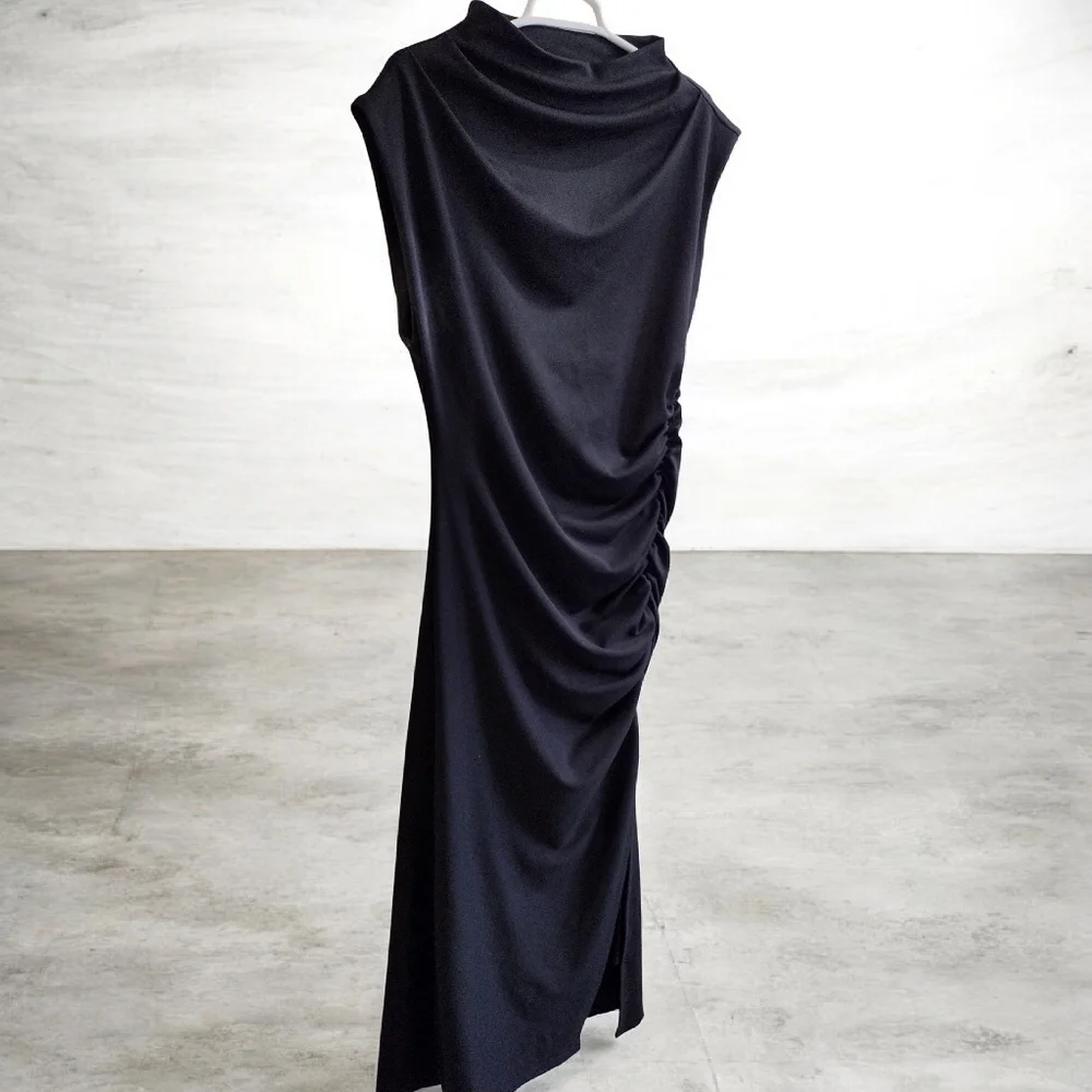Elegant Black Sleeveless Dress - Picture 2 of 5